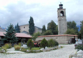 Каменна кула в планината.